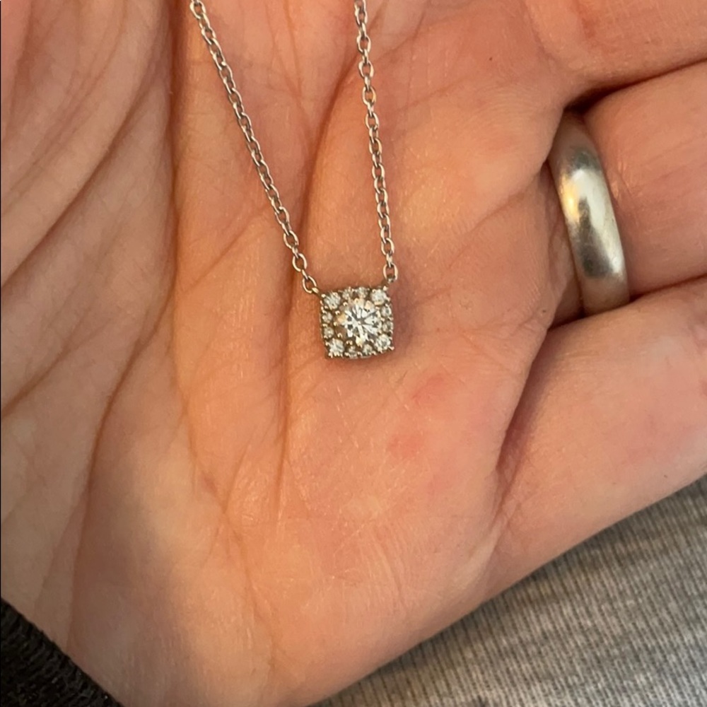 BEAUTIFUL Hearts on Fire Collection necklace